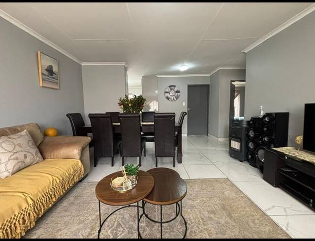 2 BEDROOM TOWNHOUSE FOR SALE IN NEWLANDS